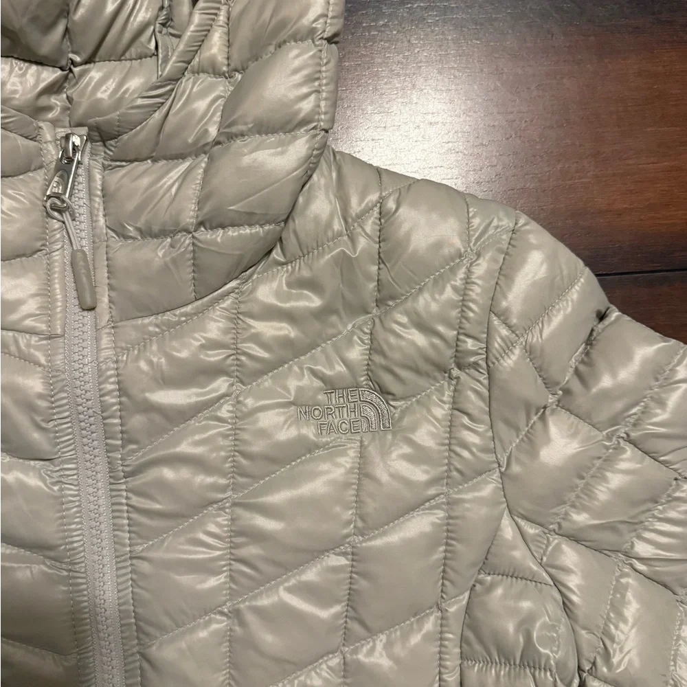 Women's The North Face TNF Thermoball Eco Silver Gray Parka Puffer Jacket Sz M - Picture 3 of 8